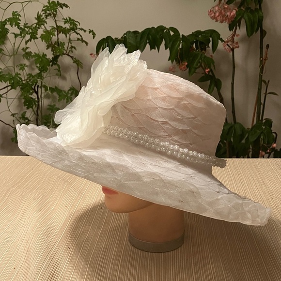 Elegant White Floral Women's Hat - Picture 4 of 5